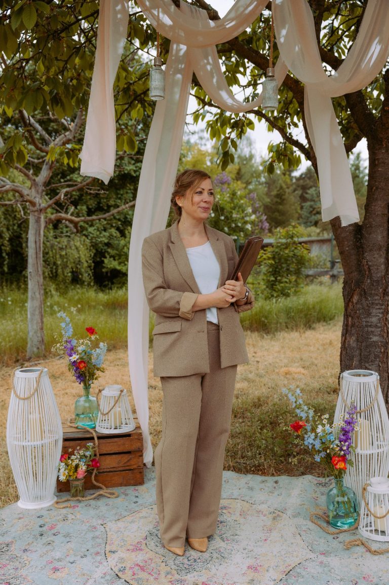 Ist das „Traumpaar“ ein Mythos? Brautpaar steht im Freien. Er drückt sie mit seiner rechten Hand ihren Kopf an seinen, so dass sich Stirn und Nase berühren.