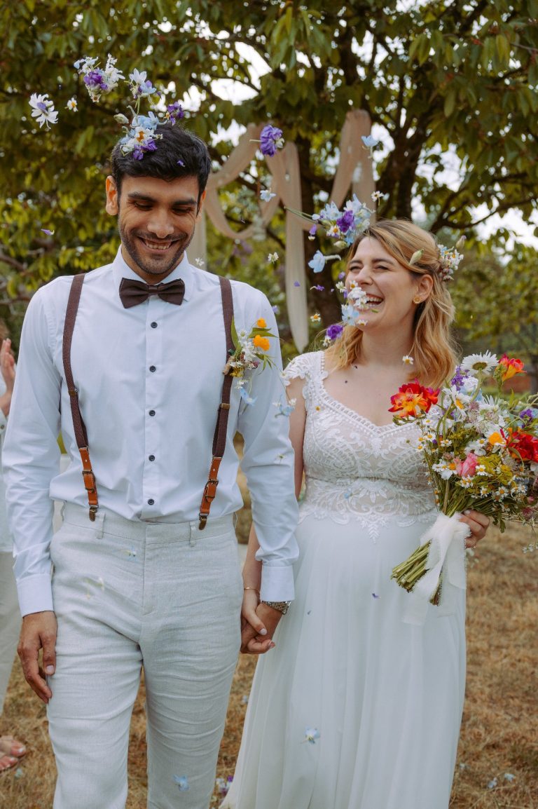 Ist das „Traumpaar“ ein Mythos? Brautpaar steht im Freien. Er drückt sie mit seiner rechten Hand ihren Kopf an seinen, so dass sich Stirn und Nase berühren.